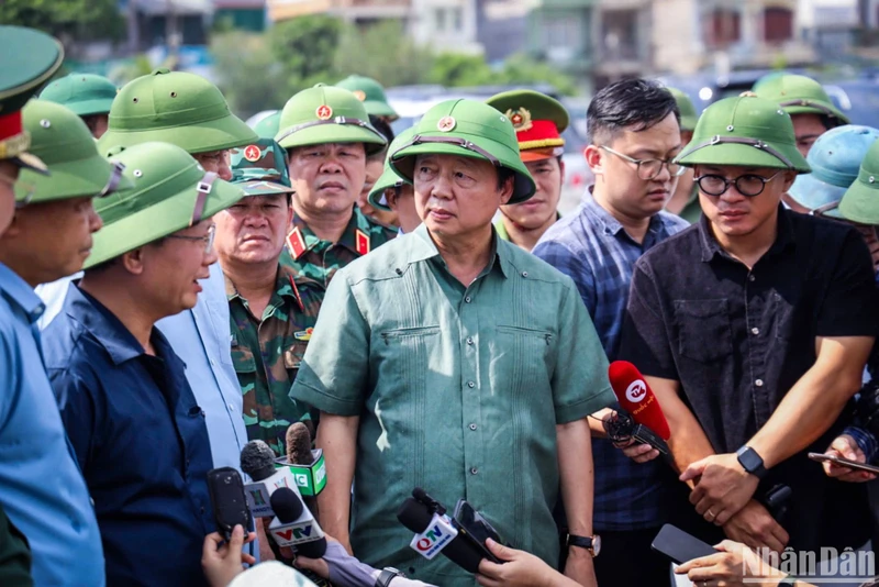 Phó Thủ tướng Trần Hồng Hà kiểm tra công tác chuẩn bị ứng phó bão số 3 tại huyện Vân Đồn, tỉnh Quảng Ninh. (Ảnh: Thành Đạt)