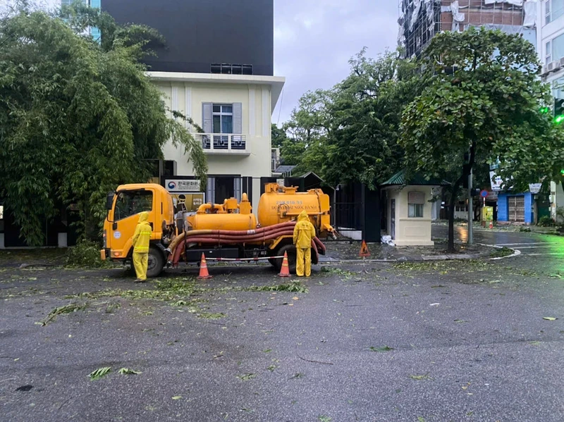 Công nhân thoát nước Hà Nội làm nhiệm vụ tại khu vực đường Bà Triệu sáng sớm 8/9.