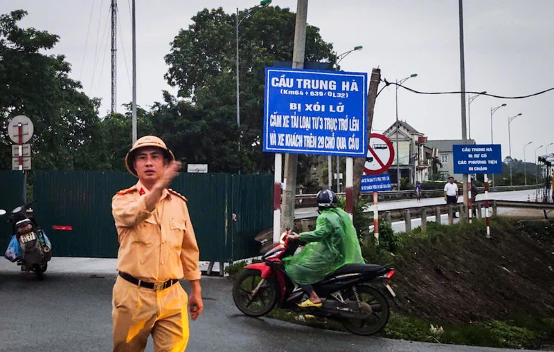 Sau sự cố sập cầu Phong Châu, Cục Đường bộ Việt Nam đã đề nghị Sở Giao thông vận tải tỉnh Phú Thọ xem xét tạm dừng khai thác cầu Trung Hà.