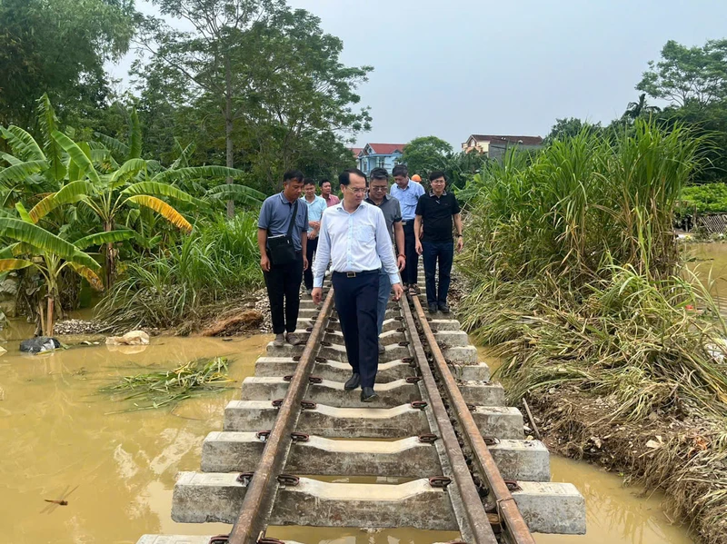 Ông Trần Anh Tuấn, Phó Tổng Giám Đốc Tổng Công ty đường sắt Việt Nam kiểm tra hiện trạng và công tác khắc phục sự cố tuyến đường sắt Yên Viên-Lào Cai sau bão số 3.