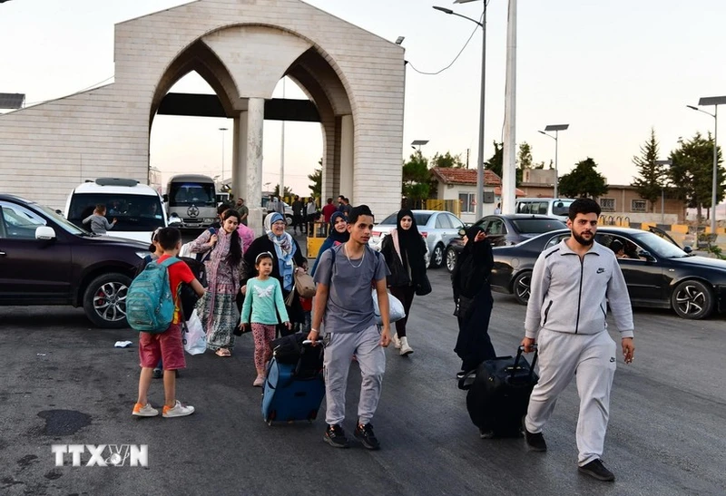 Người dân sơ tán khỏi Liban di chuyển qua cửa khẩu biên giới Jdeidat Yabous với Syria ngày 24/9/2024. (Ảnh: THX/TTXVN)