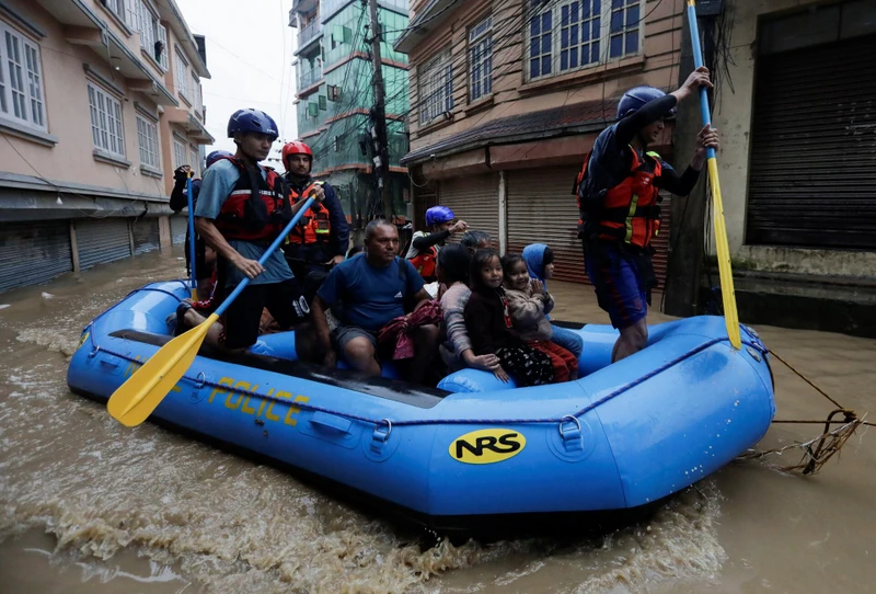 Lực lượng cứu hộ tại Kathmandu dùng thuyền hơi tiếp cận, giải cứu những người mắc kẹt. (Ảnh: Reuters)