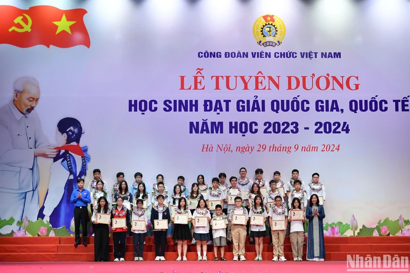 Ngày 29/9, tại Hà Nội, Công đoàn Viên chức Việt Nam tổ chức Lễ tuyên dương học sinh đạt giải quốc gia, quốc tế năm học 2023-2024.