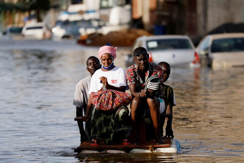 Người dân Senegal trong trận lụt tại Keur Massar năm 2020. (Ảnh: Reuters)