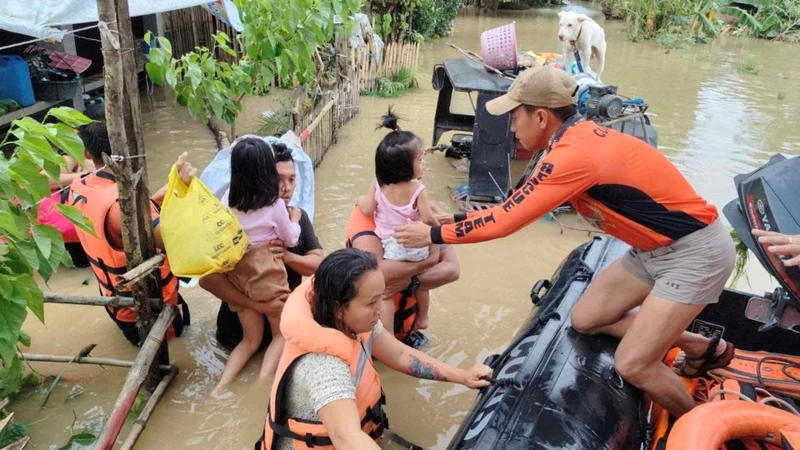 Người dân Philippines sơ tán khỏi các khu vực ngập lụt do bão Trà Mi gây ra. (Ảnh: Reuters)