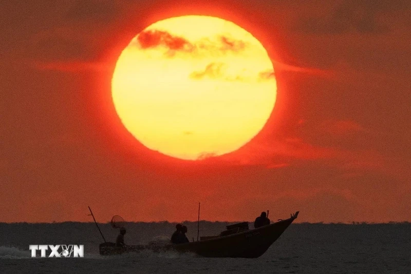 Mặt trời đỏ rực buổi bình minh tại Kuantan, bang Pahang, Malaysia, ngày 4/4/2024. (Ảnh: AFP/TTXVN)