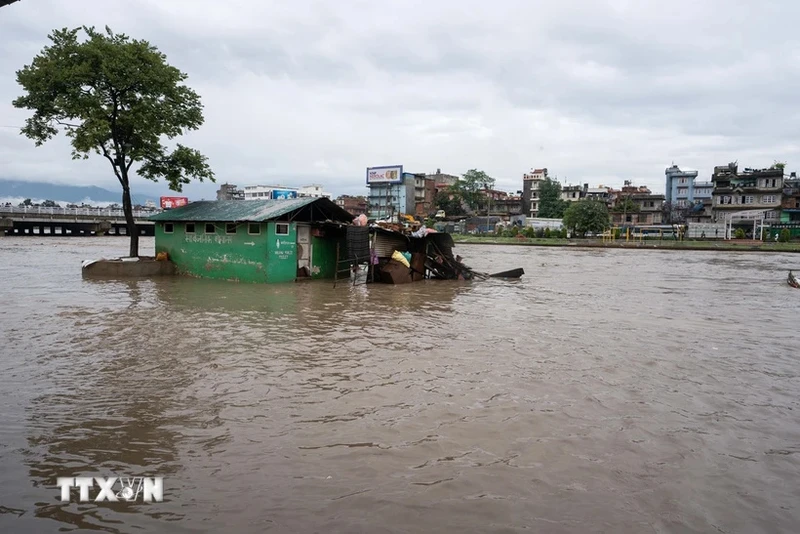 Cảnh ngập lụt sau những trận mưa lớn tại Kathmandu, Nepal, ngày 6/7/2024. (Ảnh: THX/TTXVN)