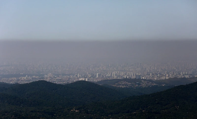 Các tòa nhà ở thành phố Sao Paulo (Brazil) chìm trong sương mù do ô nhiễm. (Ảnh: Reuters)