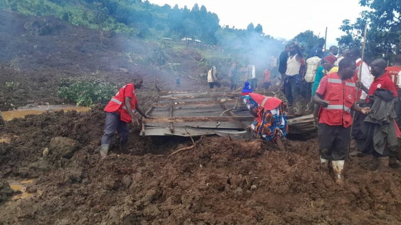 Chính phủ Uganda đã kêu gọi người dân sống tại các vùng núi cần sơ tán ngay lập tức tới các địa điểm an toàn. Động thái kể trên được đưa ra sau thảm họa sạt lở xảy ra tại quận Bulambuli khiến 20 người thiệt mạng, hơn 100 người khác mất tích. (Ảnh: Reuters)