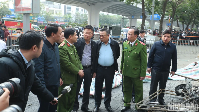 Lãnh đạo thành phố Hà Nội có mặt tại hiện trường vụ cháy nghiêm trọng trên đường Phạm Văn Đồng, sáng 19/12. 