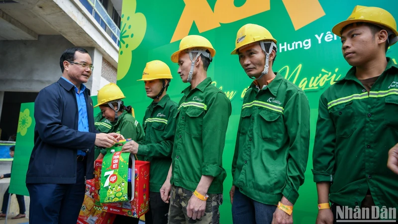 Đồng chí Nguyễn Đình Khang, Ủy viên Trung ương Đảng, Chủ tịch Tổng Liên đoàn Lao động Việt Nam tặng quà Tết cho công nhân lao động tại công trường tại tỉnh Hưng Yên.