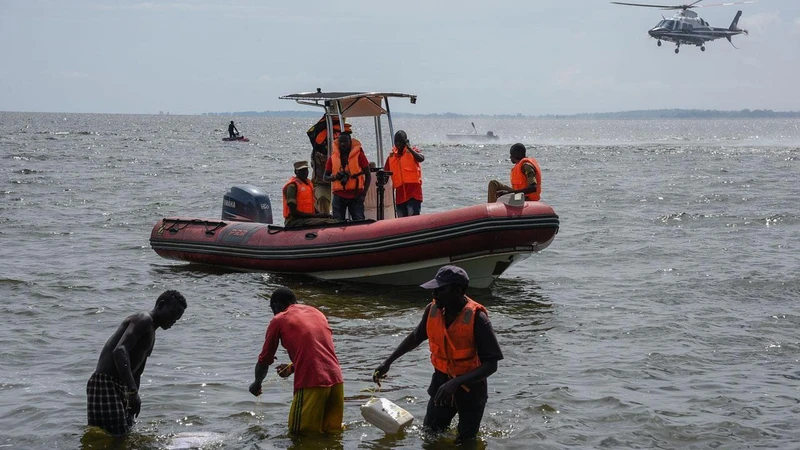 Lực lượng cứu hộ tìm kiếm các nạn nhân tại hiện trường chiếc thuyền bị lật. (Nguồn: AFP)