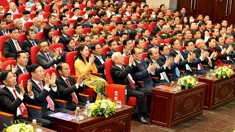 Tổng Bí thư Nguyễn Phú Trọng và Thường trực Ban Bí thư, Phó Chủ tịch nước Lào Bounthong Chitmany cùng các đồng chí lãnh đạo, nguyên lãnh đạo Đảng, Nhà nước tham dự buổi lễ. (Ảnh: ĐĂNG KHOA)