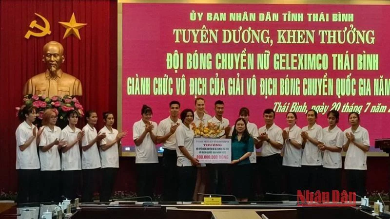 Lãnh đạo Ủy ban nhân dân tỉnh Thái Bình trao thưởng 800 triệu đồng cho đội tuyển bóng chuyền nữ Geleximco Thái Bình.