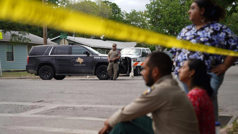 Cảnh sát phong tỏa để điều tra vụ xả súng đẫm máu tại Trường tiểu học Robb ở thị trấn Uvalde, bang Texas (Mỹ), ngày 24/5/2022. (Ảnh: AFP/TTXVN)