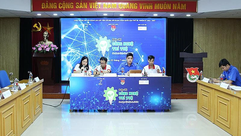 Các thành viên Ban Tổ chức cung cấp thông tin về Cuộc thi “Công nghệ trí tuệ Student Chie-Tech” năm 2022.
