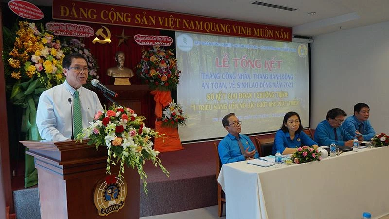 Lãnh đạo Tập đoàn Công nghiệp cao-su Việt Nam phát biểu tại Hội nghị Tổng kết “Tháng công nhân” năm 2022.