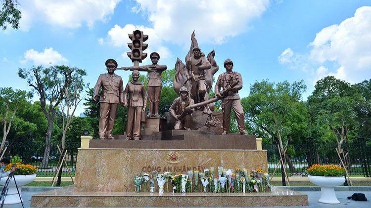Rất đông người dân Thủ đô đã đến tượng đài dâng lên những bó hoa tươi, để tri ân và tưởng nhớ đến các chiến sĩ đã ngã xuống vì nhân dân.