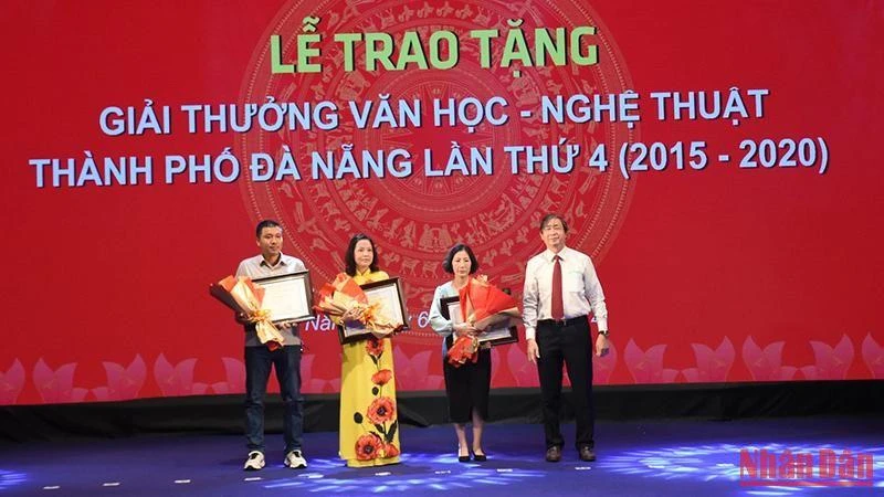 Tại chương trình, Ban Tổ chức truy tặng Giải thưởng Văn học-Nghệ thuật thành phố Đà Nẵng lần thứ 4 cho thân nhân các gia đình các tác giả Bùi Tự Lực, Trương Đình Quang - Kim Viên và Trương Duy Huyến.