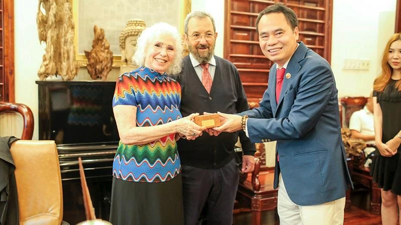 Ông Nguyễn Văn Tưởng tặng sản phẩm trầm hương cho phu nhân cựu Thủ tướng Israel Ehud Barak.