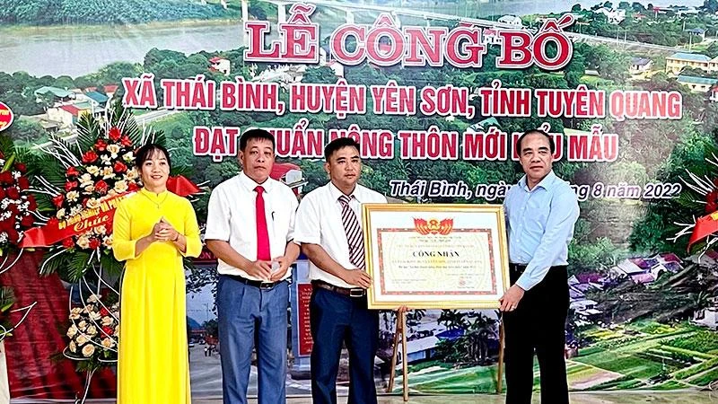 Đồng chí Chẩu Văn Lâm, Bí thư Tỉnh ủy Tuyên Quang trao Quyết định công nhận xã Thái Bình đạt chuẩn nông thôn mới kiểu mẫu.