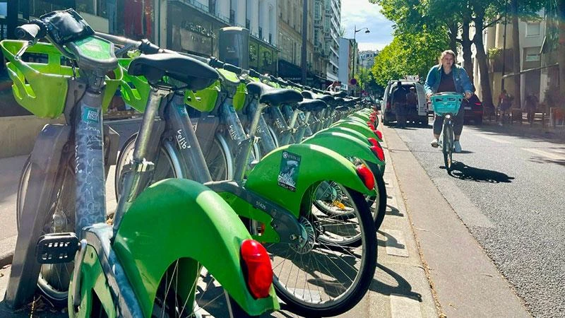 Xe đạp công cộng là một trong những phương tiện được người dân Paris ưa chuộng khi di chuyển trong trung tâm thành phố. (Ảnh: MINH DUY)