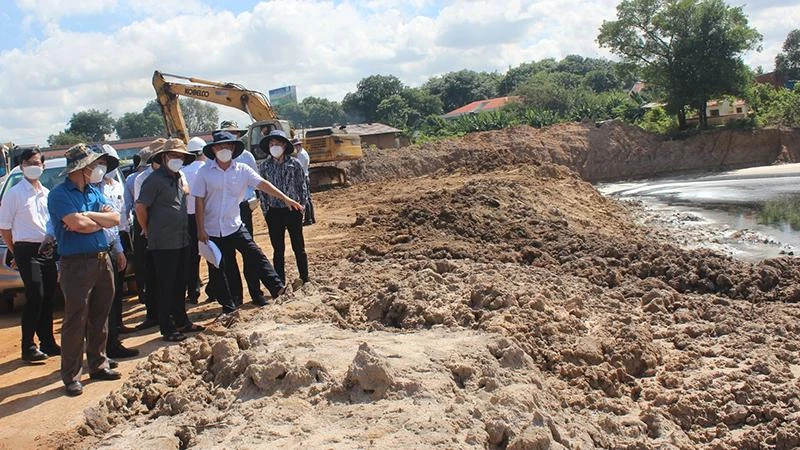 Lãnh đạo tỉnh Đồng Nai kiểm tra tiến độ thi công một dự án trên địa bàn thành phố Biên Hòa.