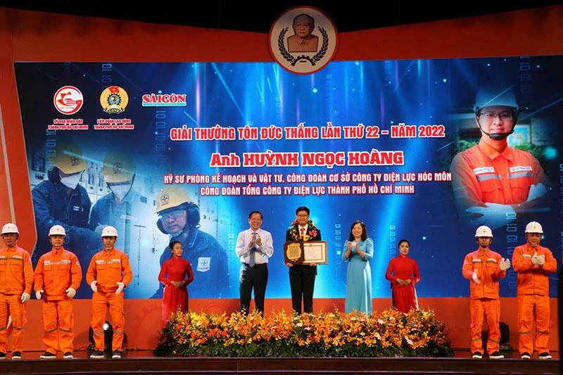 Chủ tịch UBND Thành phố Hồ Chí Minh Phan Văn Mãi trao bằng khen của UBND thành phố tặng các cá nhân đạt Giải thưởng Tôn Đức Thắng.