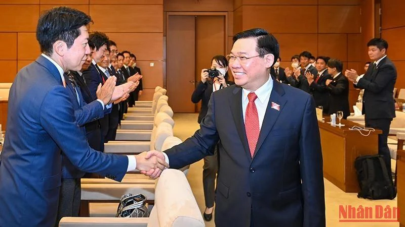 Chủ tịch Quốc hội Vương Đình Huệ với các đại biểu Ban Thanh niên Đảng LDP Nhật Bản tại buổi gặp mặt.