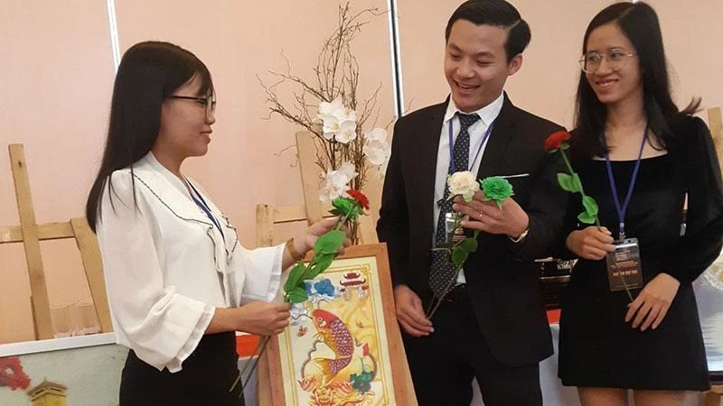 Dự án “Tranh và hoa làm từ vảy cá” của nhóm sinh viên Trường đại học Công nghệ Thành phố Hồ Chí Minh giành giải tiềm năng tại cuộc thi năm 2020.