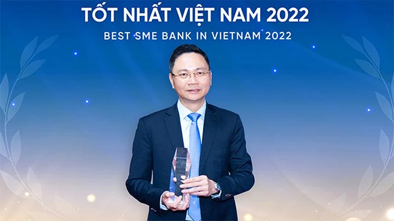 Ông Nguyễn Thanh Tùng, Giám đốc Khối khách hàng doanh nghiệp, VietinBank đại diện VietinBank đón nhận Giải thưởng Ngân hàng SME tốt nhất Việt Nam 2022.