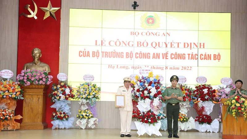 Thiếu tướng Lê Văn Tuyến trao Quyết định của Bộ trưởng Công an điều động Đại tá Đinh Văn Nơi giữ chức vụ Giám đốc Công an tỉnh Quảng Ninh.