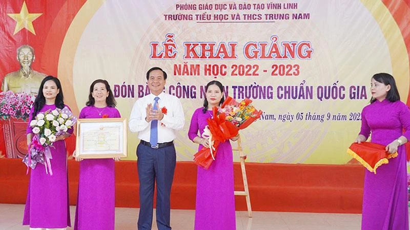 Phó Bí thư Tỉnh ủy, Chủ tịch Ủy ban nhân dân tỉnh Quảng Trị Võ Văn Hưng trao Bằng công nhận trường đạt chuẩn quốc gia mức độ 1 cho Trường Tiểu học và THCS Trung Nam, huyện Vĩnh Linh.