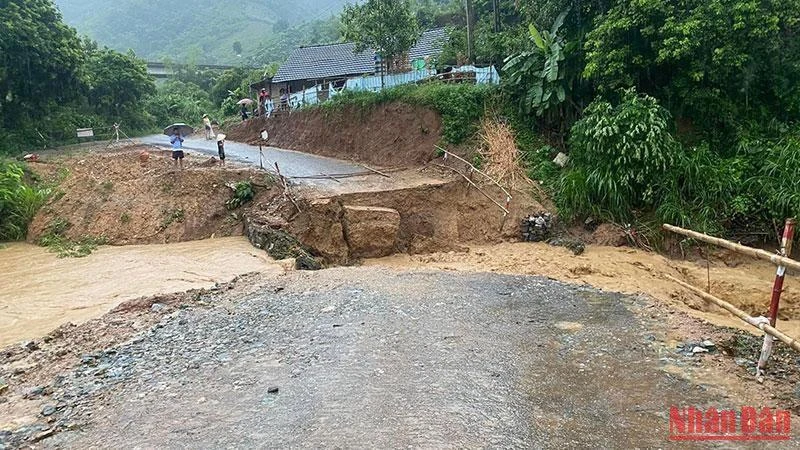 Cầu Ngòi Lèn, xã Châu Quế Thượng, huyện Văn Yên, thuộc đường tỉnh 163 Yên Bái-Khe Sang bị nước cuốn trôi ngày 4/5.