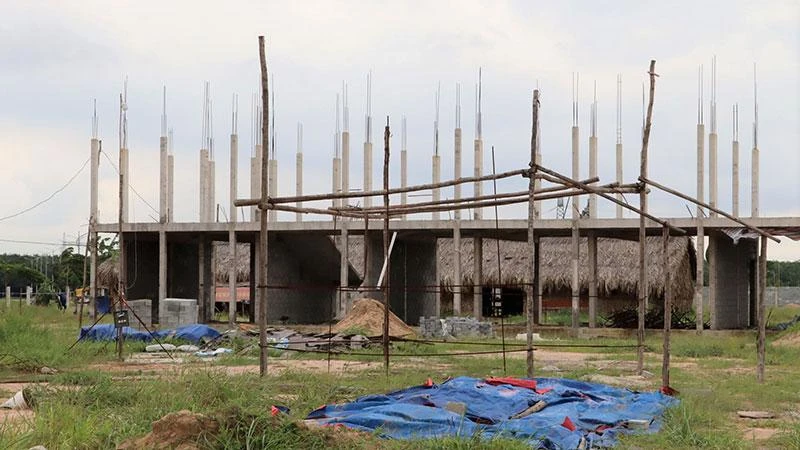 Một công trình ở dự án khu tái định cư Lộc An-Bình Sơn ngưng thi công từ nhiều tháng qua.