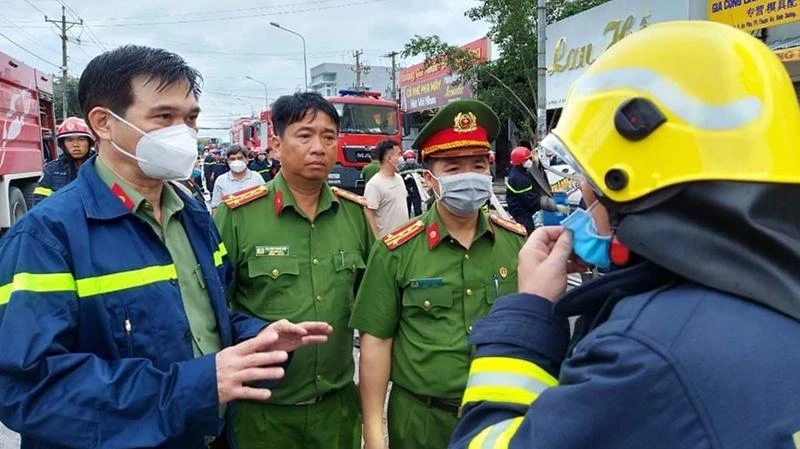 Đại tá Trịnh Ngọc Quyên, Giám đốc Công an tỉnh Bình Dương (bìa trái) đến hiện trường chỉ đạo công tác chữa cháy và cứu nạn cứu hộ vụ cháy cơ sở karaoke An Phú.