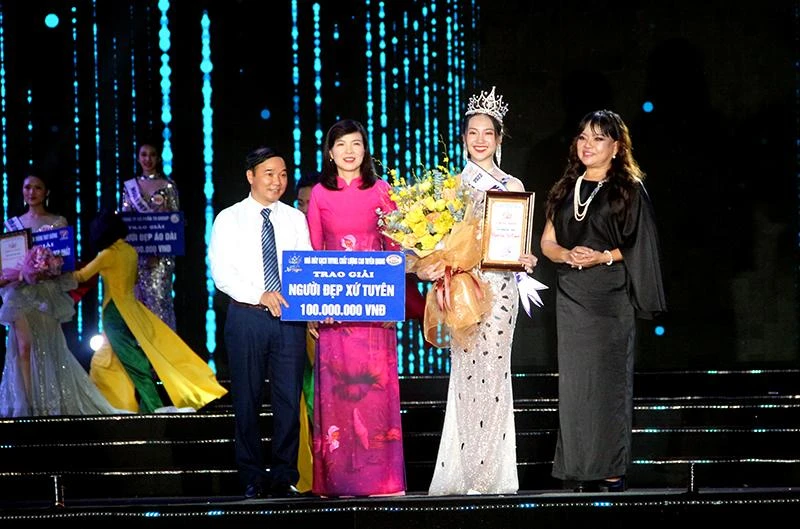 Ban Tổ chức trao vương miện Người đẹp xứ Tuyên 2022 cho thí sinh Vũ Phương Thảo.