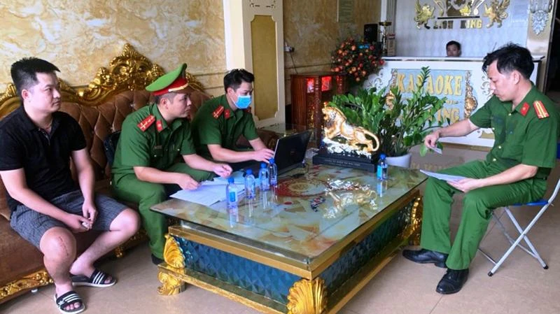 Lực lượng công an kiểm tra hành chính cơ sở kinh doanh dịch vụ karaoke ở thành phố Thanh Hóa.
