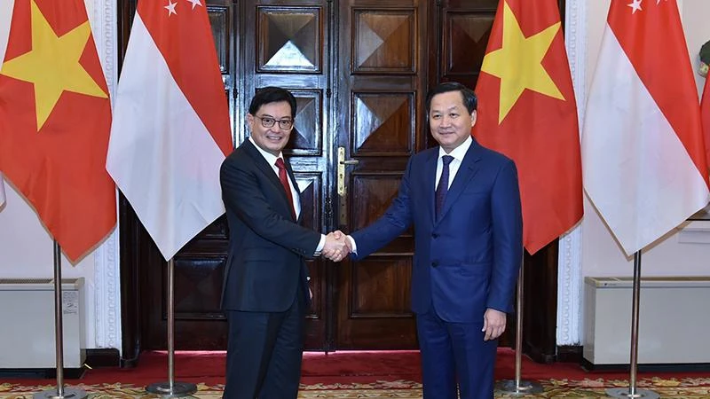 Phó Thủ tướng Lê Minh Khái và Phó Thủ tướng Singapore Vương Thụy Kiệt. (Ảnh: VGP)