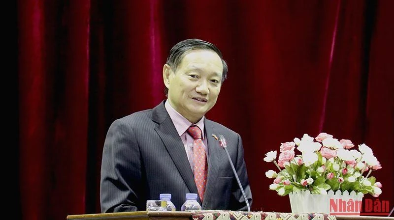 Đại sứ Việt Nam tại Lào Nguyễn Bá Hùng chia sẻ tại buổi nói chuyện. (Ảnh: Trịnh Dũng)