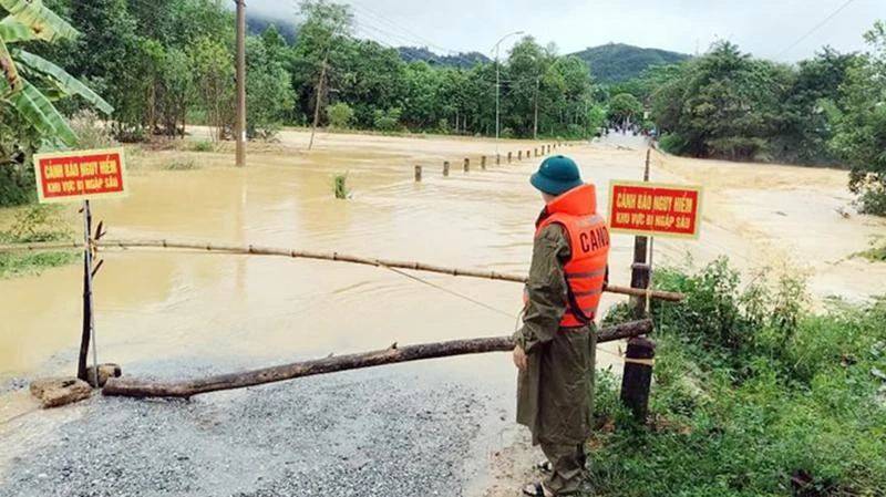 Do ảnh hưởng của mưa lớn kết hợp với các hồ đập trên địa bàn xả tràn nên một số địa bàn ở các huyện miền núi phía tây Hà Tĩnh bị ngập cục bộ.