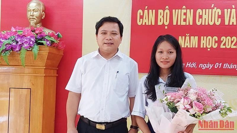 Được sự ủy quyền, thầy Phạm Hồng Việt, Hiệu trưởng Trường phổ thông Dân tộc nội trú tỉnh tặng quà của Bí thư Tỉnh ủy Quảng Bình cho em Cao Thị Hằng.