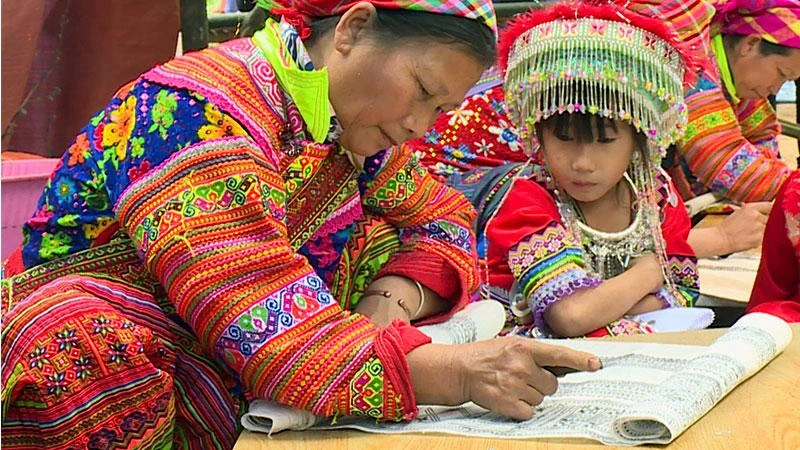 Nghệ thuật trang trí trên trang phục bằng sáp ong của người Mông Hoa tại Tuyên Quang.