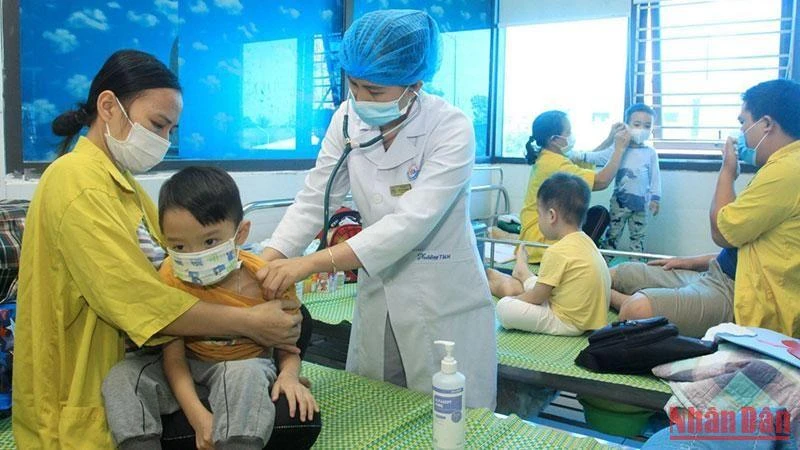 Trẻ em điều trị tại Bệnh viện Nhi Thái Bình chủ yếu có hiện tượng ho, sốt kéo dài không khỏi.