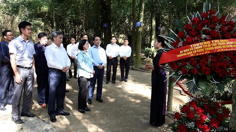 Đồng chí Trương Thị Mai, Ủy viên Bộ Chính trị, Bí thư Trung ương Đảng, Trưởng Ban Tổ chức Trung ương cùng đoàn công tác và lãnh đạo tỉnh Tuyên Quang dâng hương tại Lán Nà Nưa.