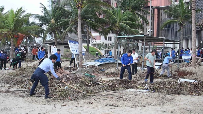 Từ sáng sớm công tác dọn dẹp đã được triển khai.