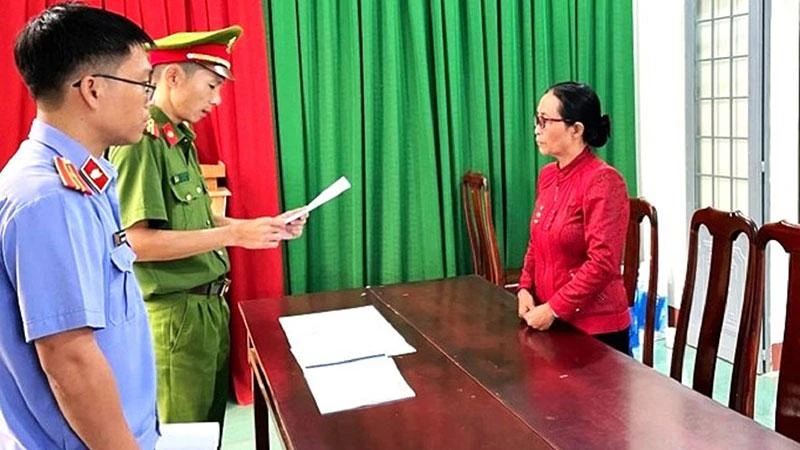 Cơ quan điều tra đọc lệnh khởi tố, bắt tạm giam bà Đoàn Thị Lam.