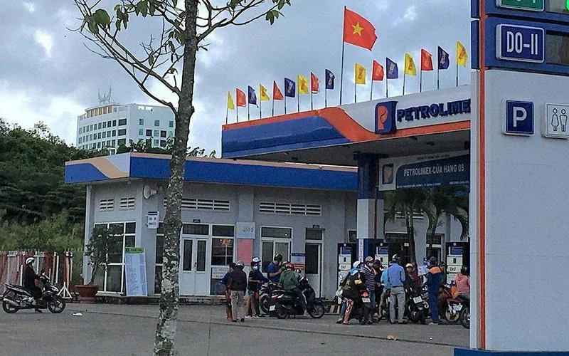 Người dân mua nhiên liệu tại một điểm bán xăng dầu ở Cà Mau.