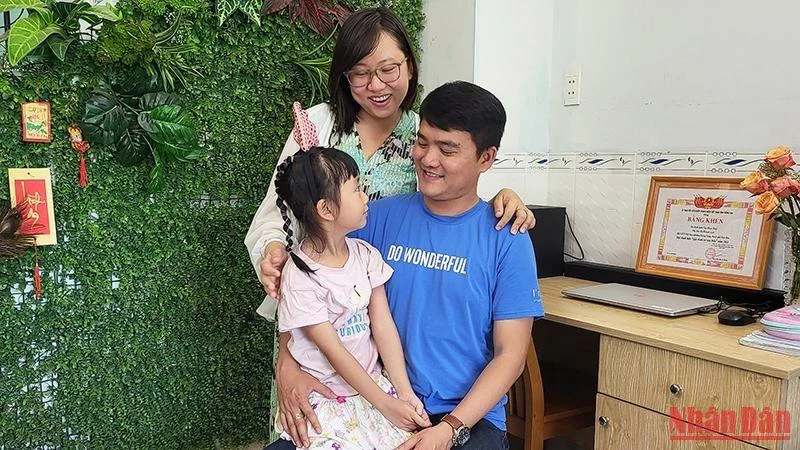 Anh Cao Minh Nhựt, chị Bùi Thị Khánh Linh và con gái.