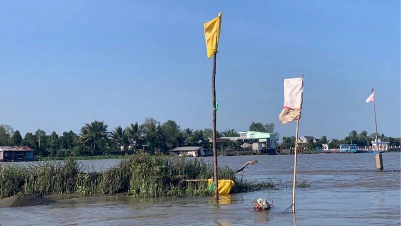 Các phương tiện giao thông đường thủy hay bị vướng khi đi ngang khu vực cồn nổi. 